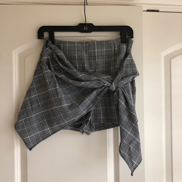 Brand new, stylish checkered shorts with tie front - Picture 4 of 5
